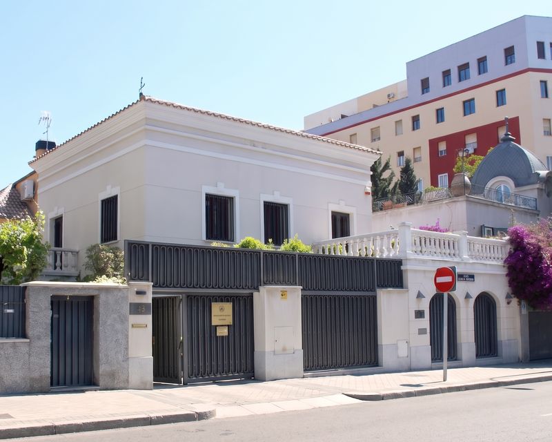 Fachada del despacho en la calle del Conde de Cartagena, 43, en Madrid: un chalé blanco tras una verja oscura